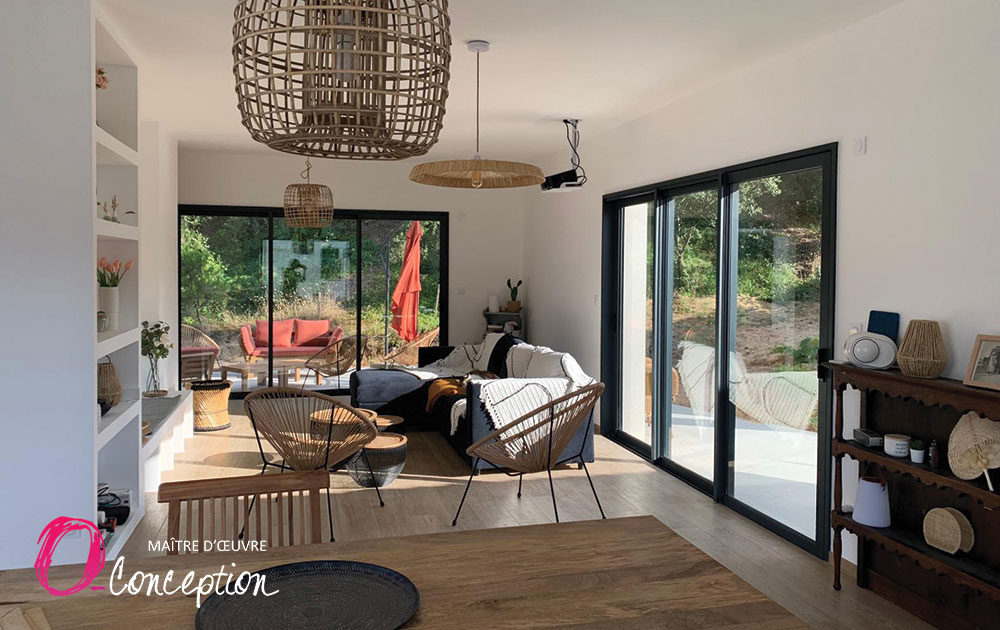 Construction maison en bord de mer : vue intérieure côté salon ouvert sur le jardin