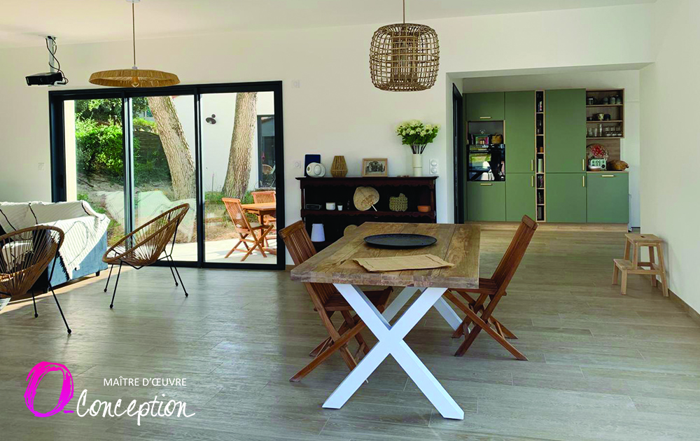 Maison neuve en bord de mer : partie salle à manger salon ouverte sur le jardin